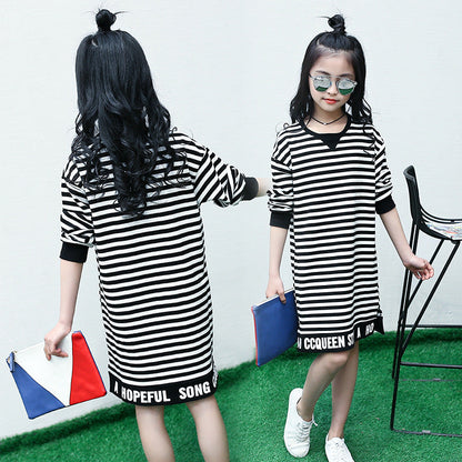 Girls long-sleeved T-shirt 2024 new spring and autumn striped bottoming top for middle and large children, fashionable children's mid-length sweatshirt