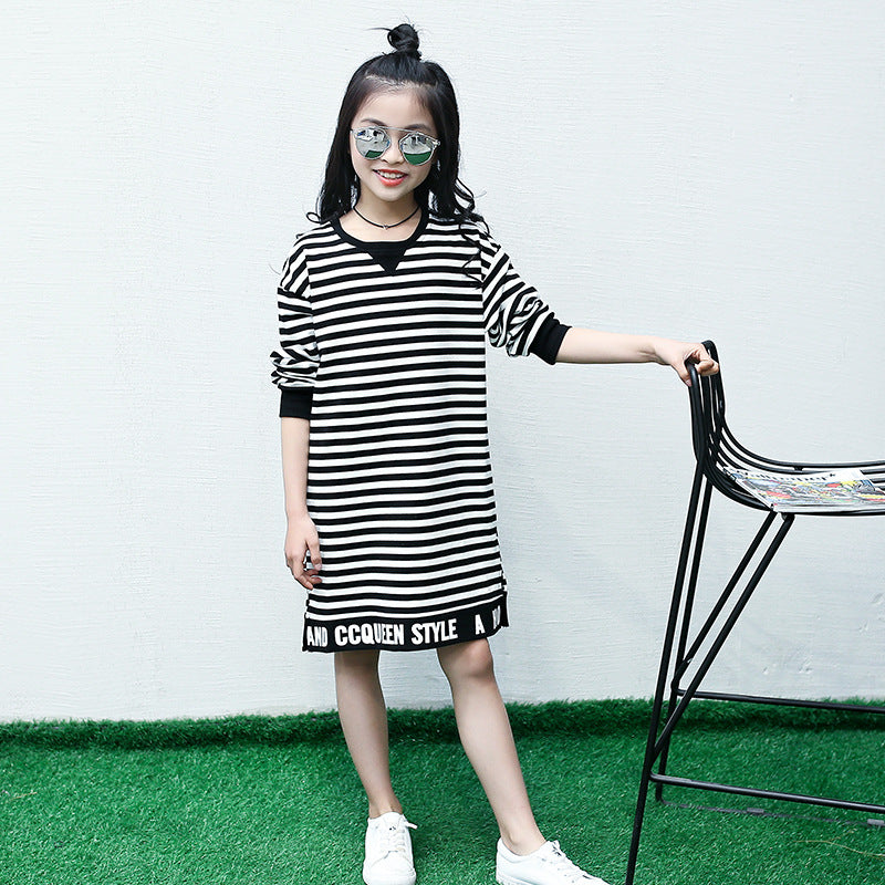 Girls long-sleeved T-shirt 2024 new spring and autumn striped bottoming top for middle and large children, fashionable children's mid-length sweatshirt