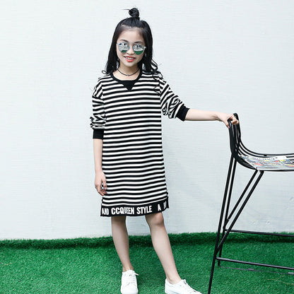 Girls long-sleeved T-shirt 2024 new spring and autumn striped bottoming top for middle and large children, fashionable children's mid-length sweatshirt