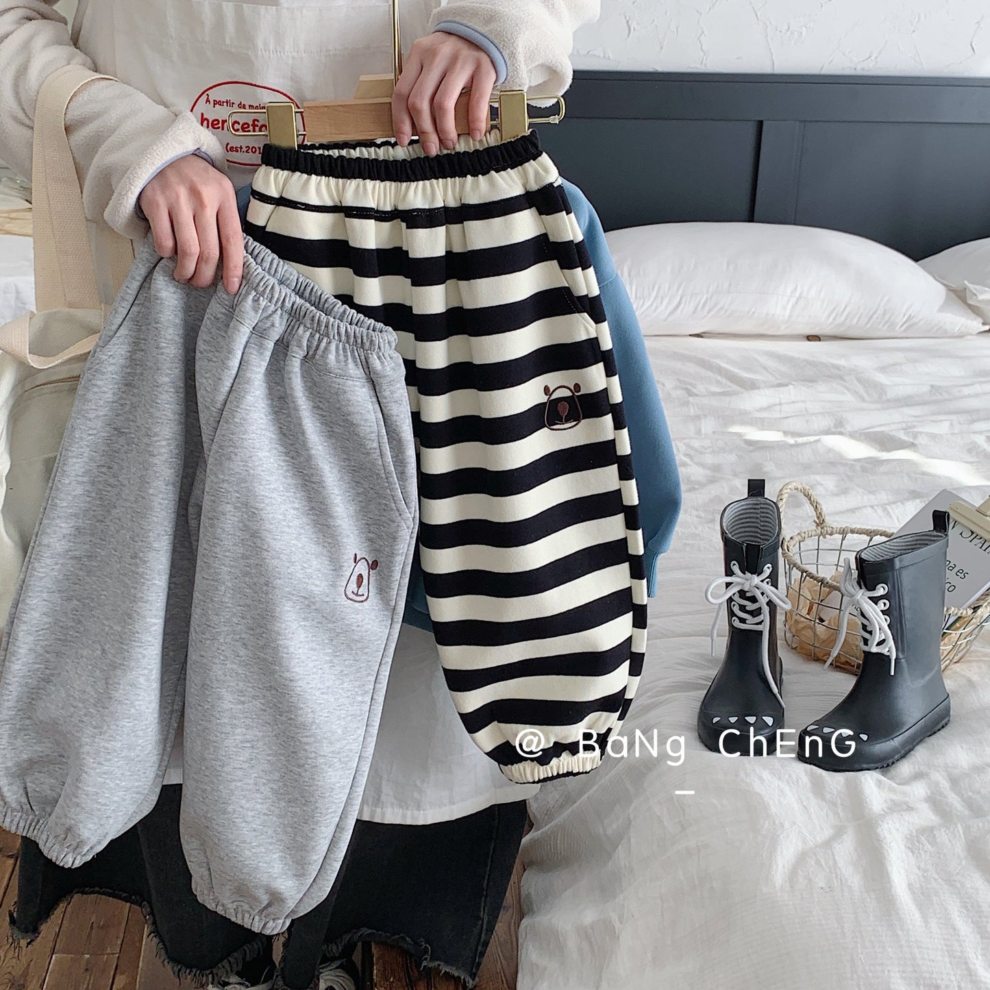 Children's sweatpants Bangcheng 2024 spring children's clothing embroidered striped casual pants boys bear solid color trousers G0042