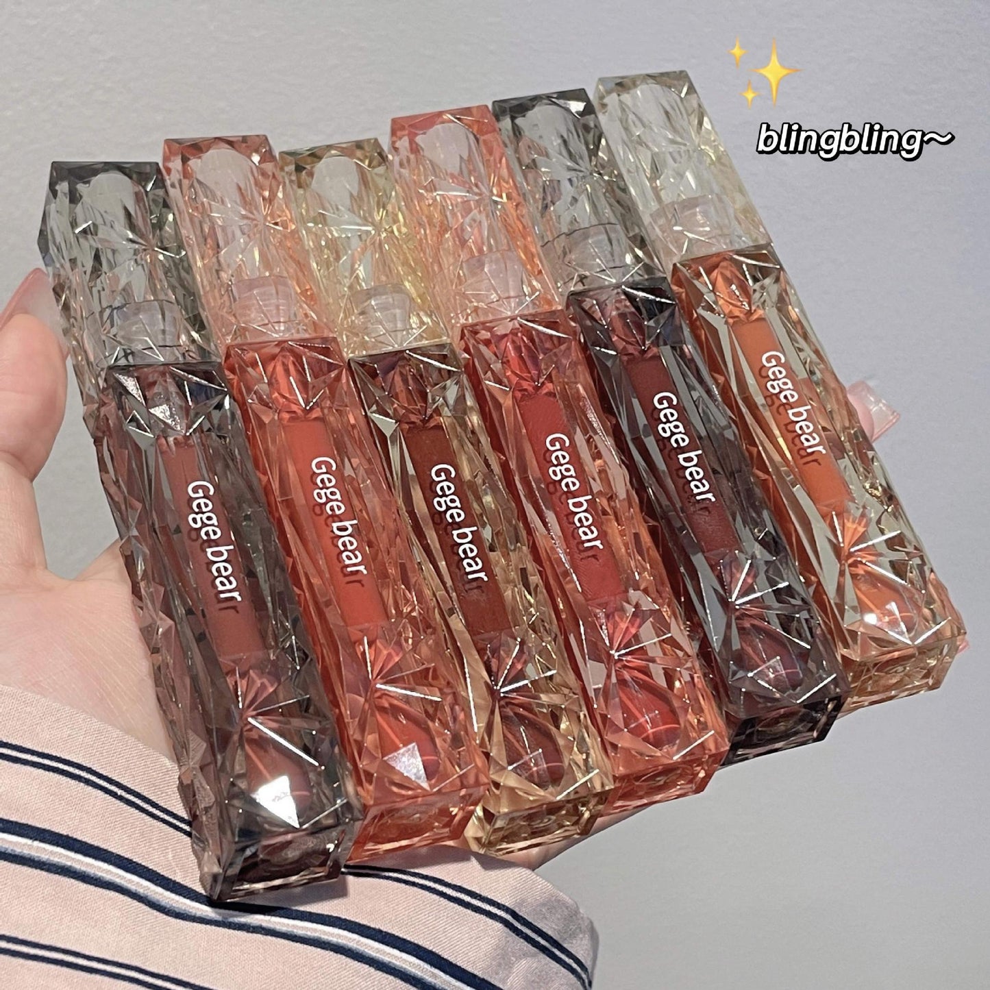 Gege bear crystal clear mirror lip glaze whitens the skin and is not easy to stain the cup. The water mirror autumn and winter red brown lipstick