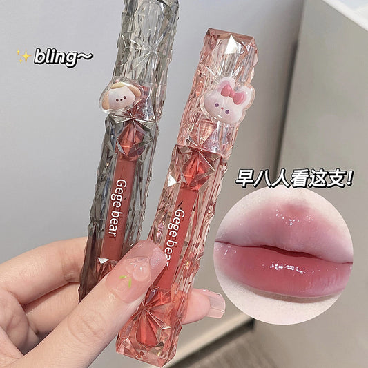 Gege bear crystal clear mirror lip glaze whitens the skin and is not easy to stain the cup. The water mirror autumn and winter red brown lipstick