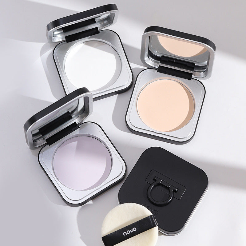 NOVO clear powder foundation sets makeup, controls oil, and covers blemishes for a long time without getting stuck. Suitable for wet and dry use. Waterproof and sweat-proof loose powder for oily skin