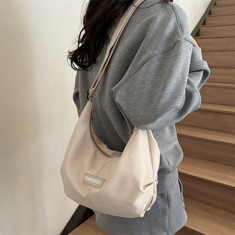 Korean ins large capacity shoulder bag female simple fashion dumpling bag girl student class commuting messenger bag 