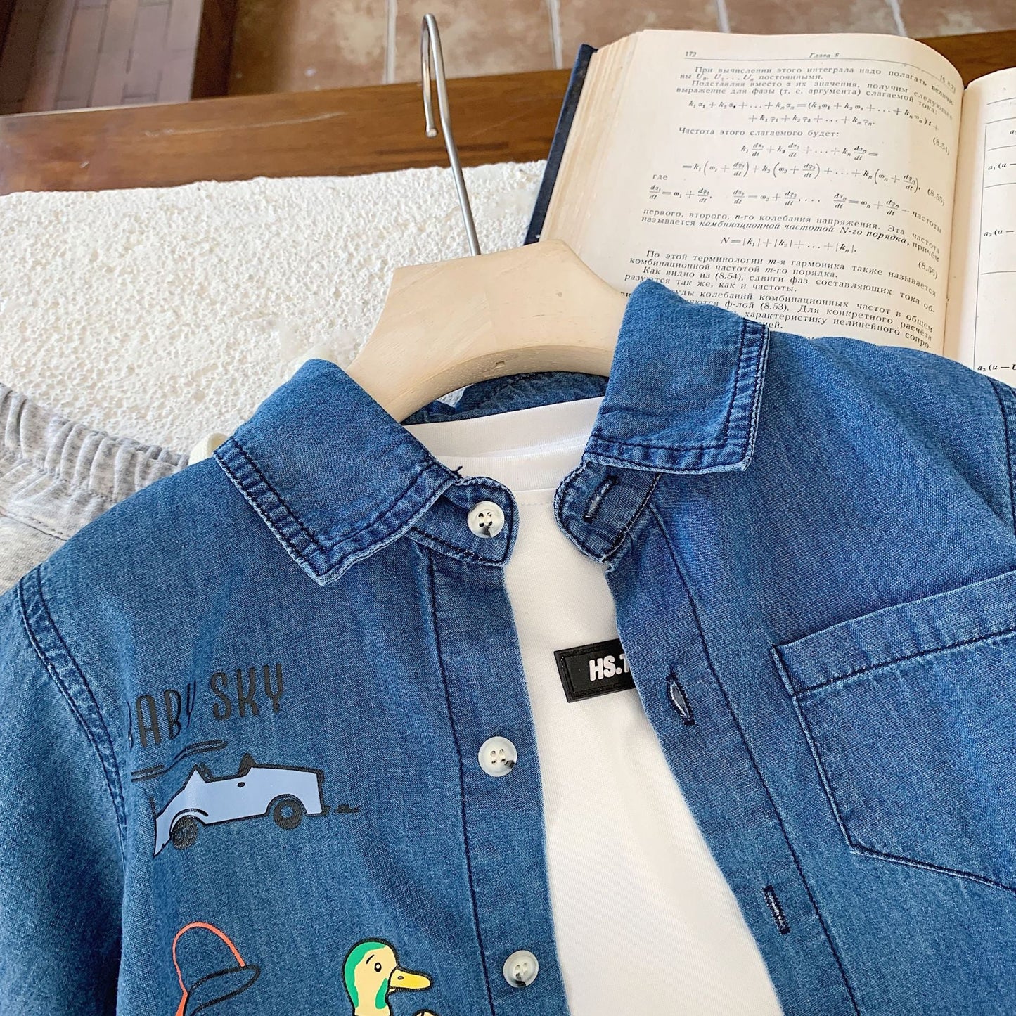 Children's shirt Bangcheng 2024 summer cartoon duck print boy denim shirt children's clothing cardigan trend G0190 