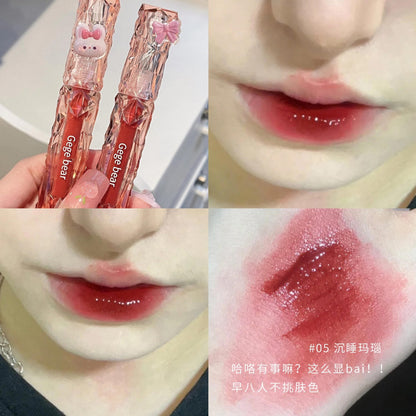 Gege bear crystal clear mirror lip glaze whitens the skin and is not easy to stain the cup. The water mirror autumn and winter red brown lipstick