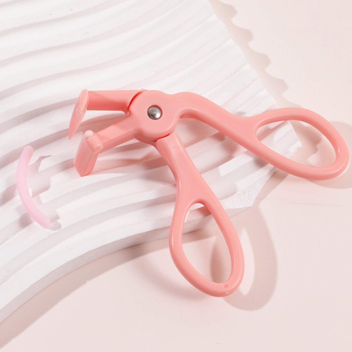 NOVO sky-high curling wide-angle eyelasher curler curler styling ជាប់បានយូរ ដោយមិនបាច់ខ្ទាស់ត្របកភ្នែក ប្រដាប់ដាក់រោមភ្នែកតាមផ្នែកចល័ត 