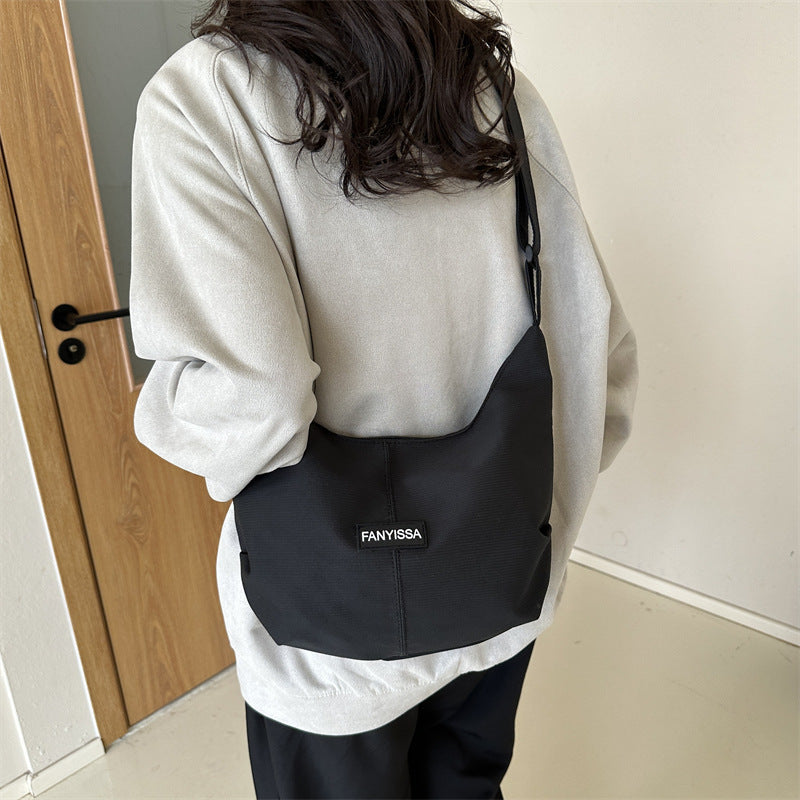 Korean ins large capacity shoulder bag female simple fashion dumpling bag girl student class commuting messenger bag 