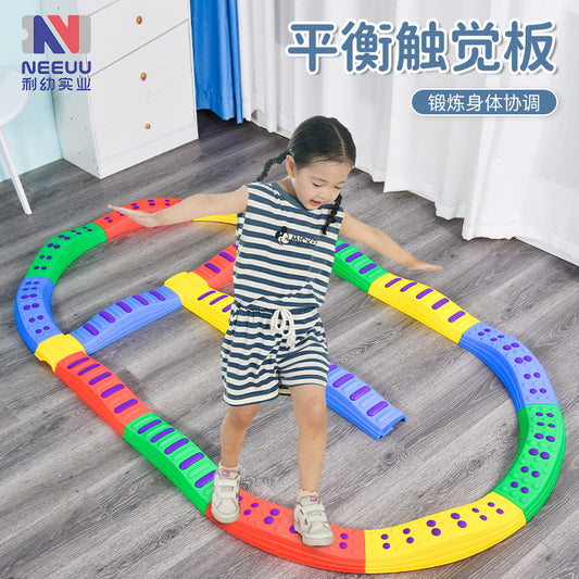 Children's toy single-plank bridge balance beam indoor home sensory training equipment kindergarten foot pedal tactile balance board 